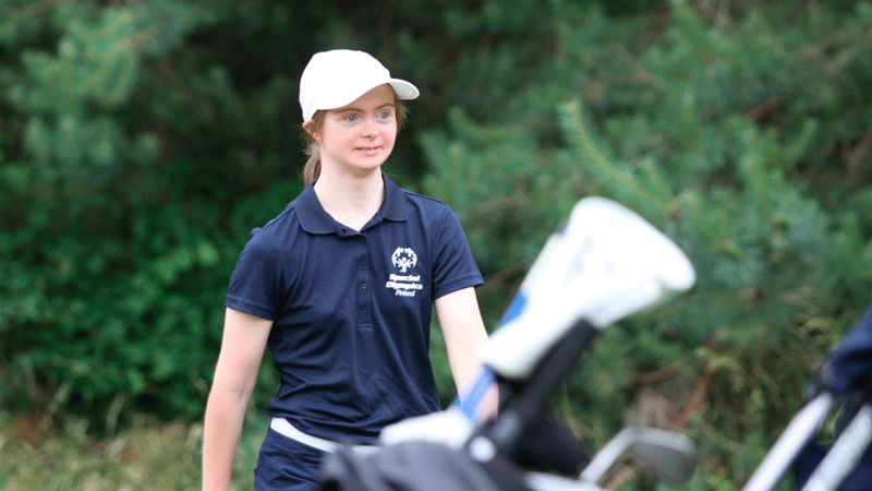 Wivan Atrila lähikuvassa hymyileväisenä golf-kentällä.
